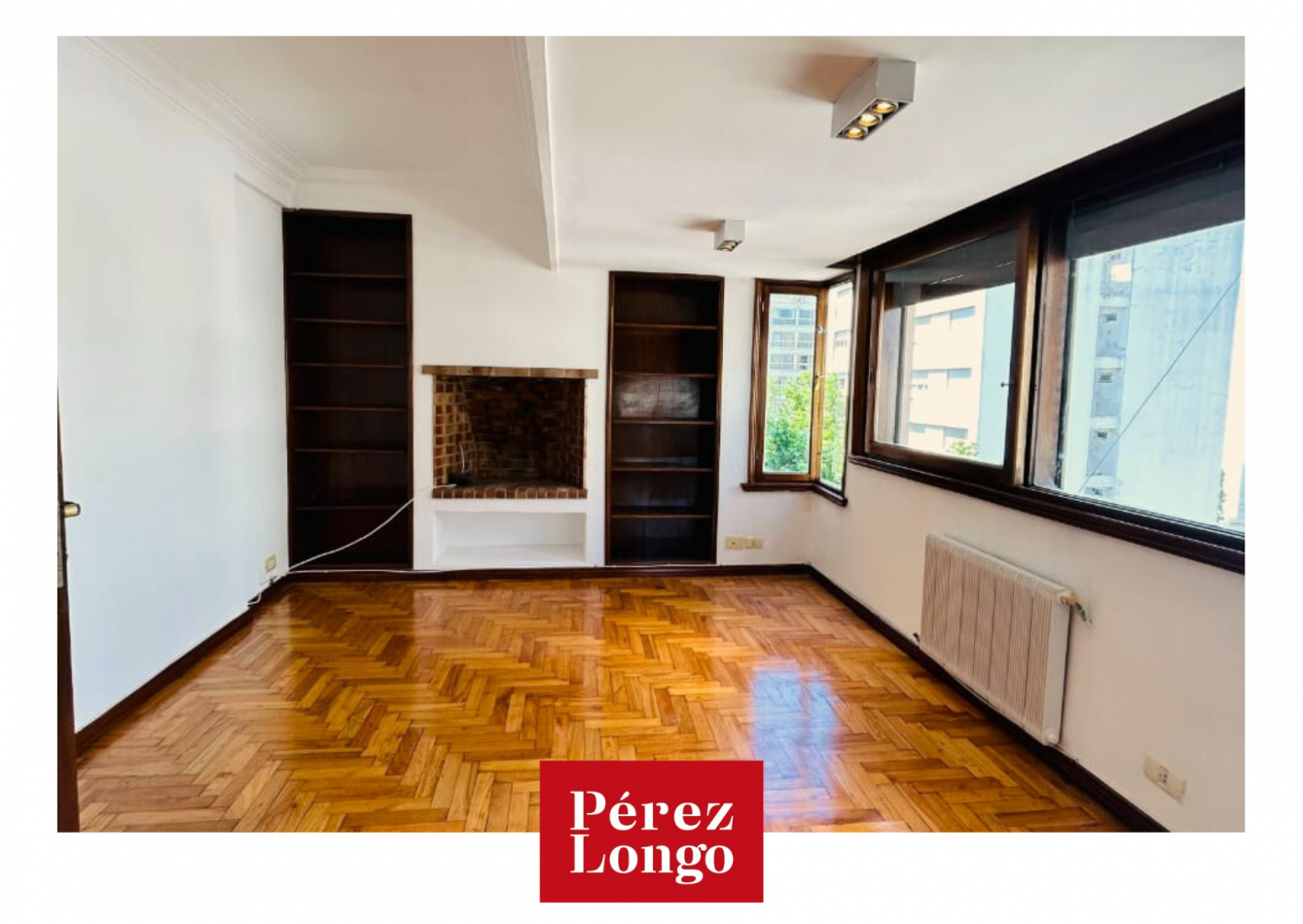Piso de 4 ambientes con balcon.
