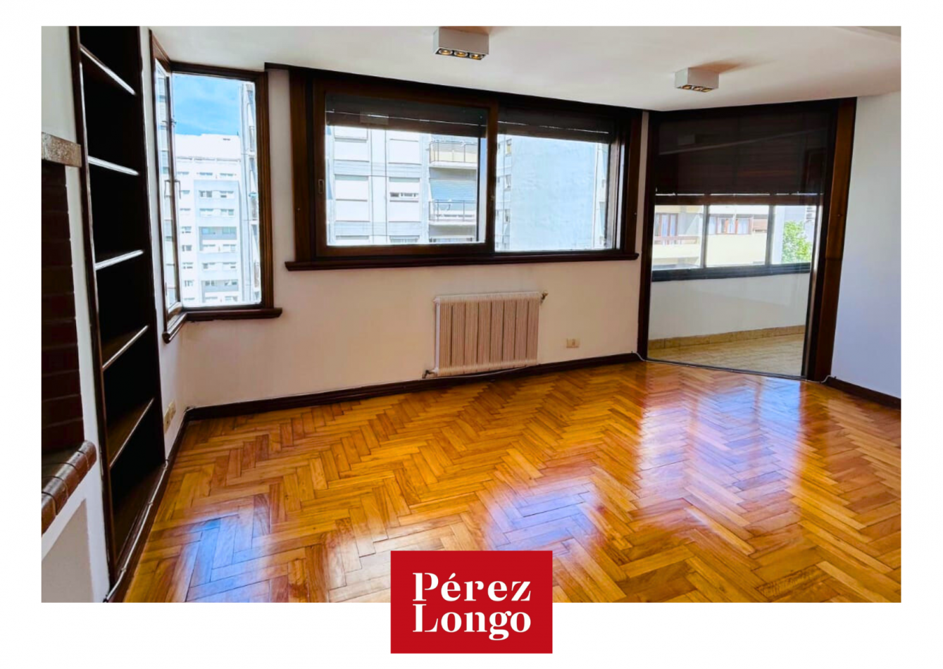 Piso de 4 ambientes con balcon.