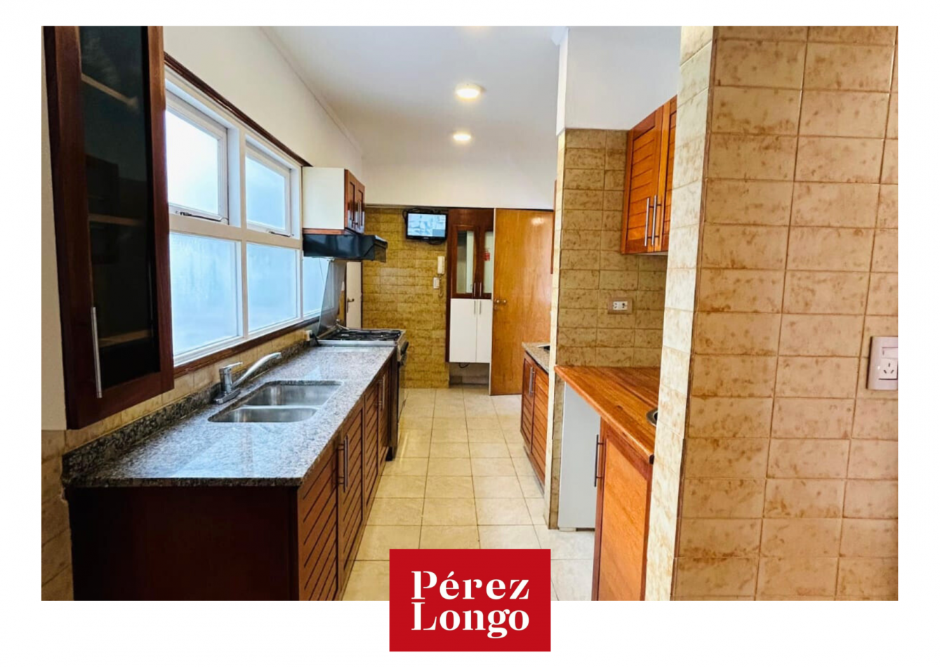 Piso de 4 ambientes con balcon.