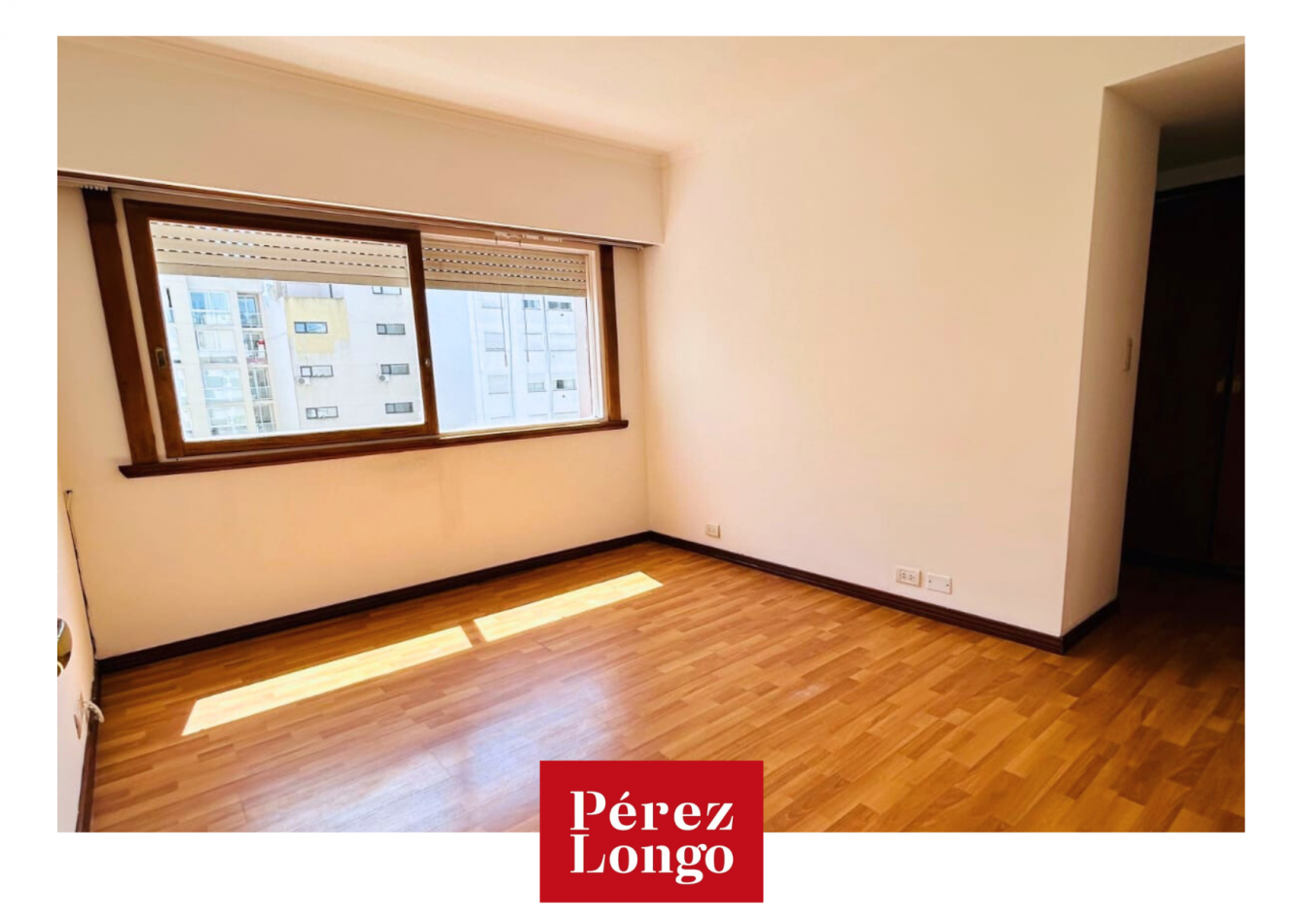 Piso de 4 ambientes con balcon.