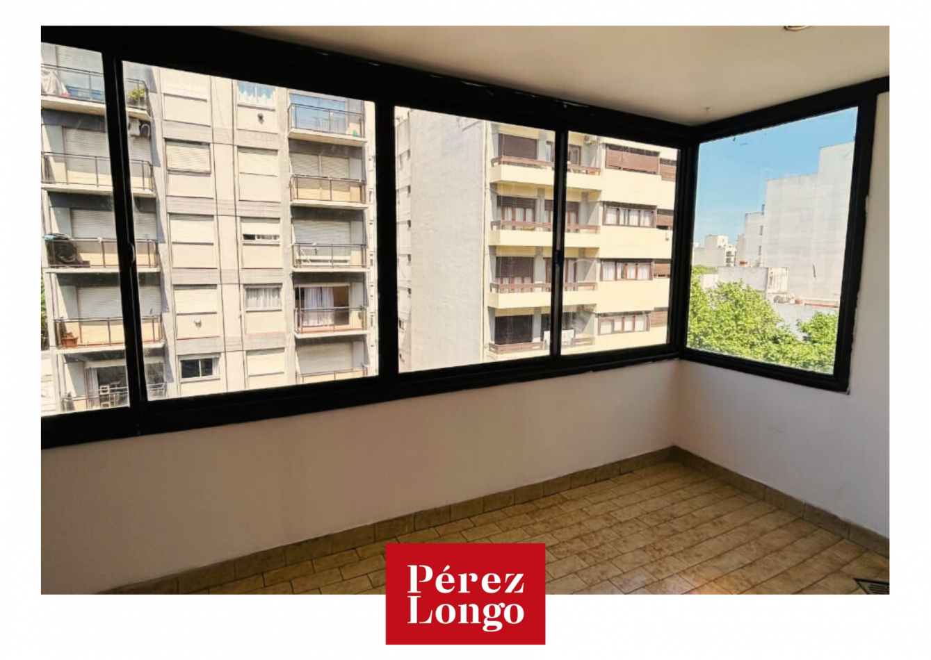 Piso de 4 ambientes con balcon.