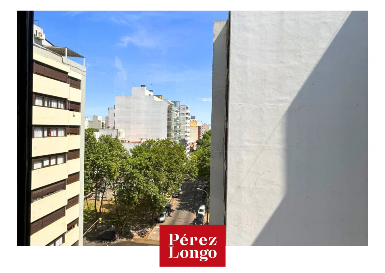Piso de 4 ambientes con balcon.