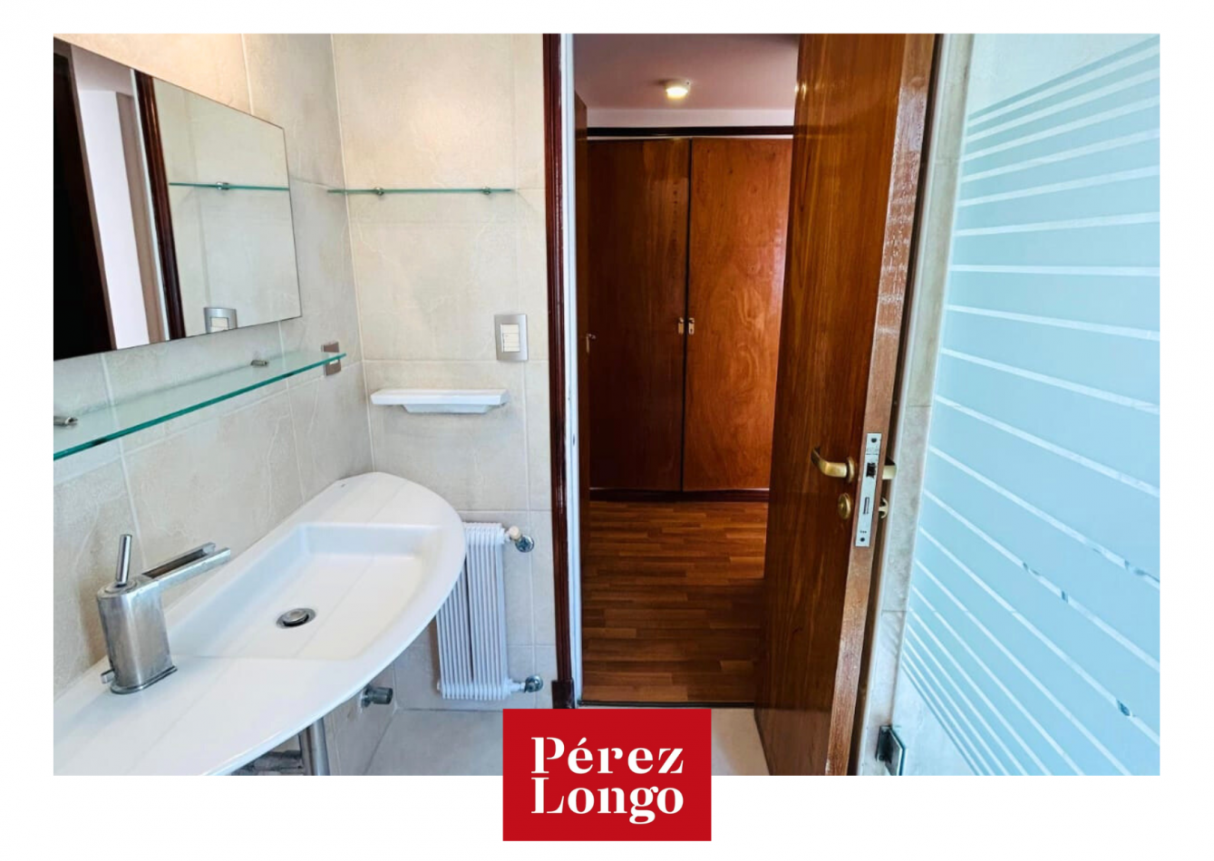 Piso de 4 ambientes con balcon.
