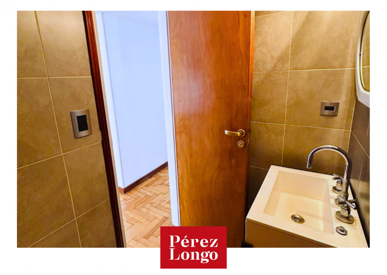 Piso de 4 ambientes con balcon.