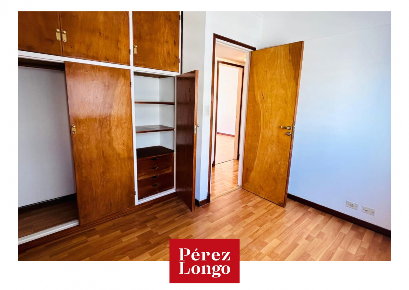 Piso de 4 ambientes con balcon.