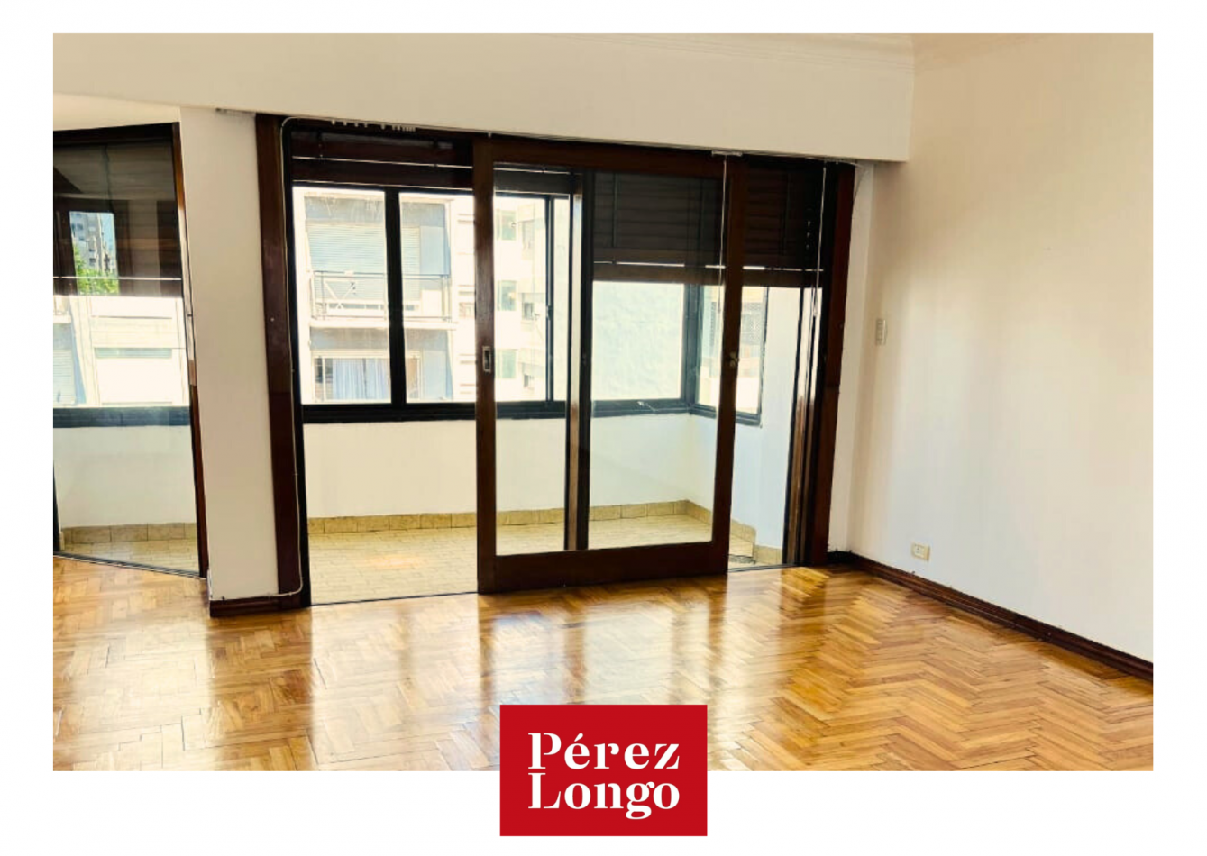 Piso de 4 ambientes con balcon.